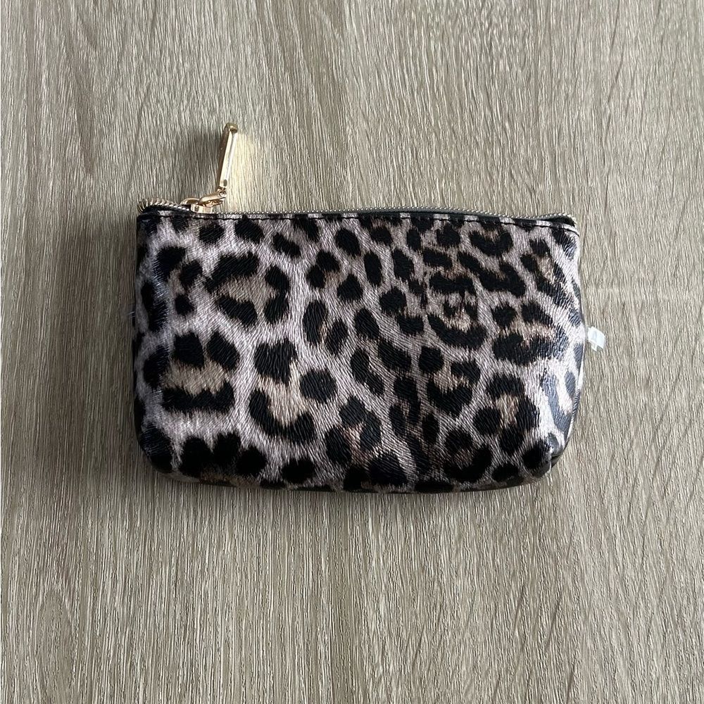 NWOT … VINCE CAMUTO “Leopard Print” Cosmetic / Makeup Bag